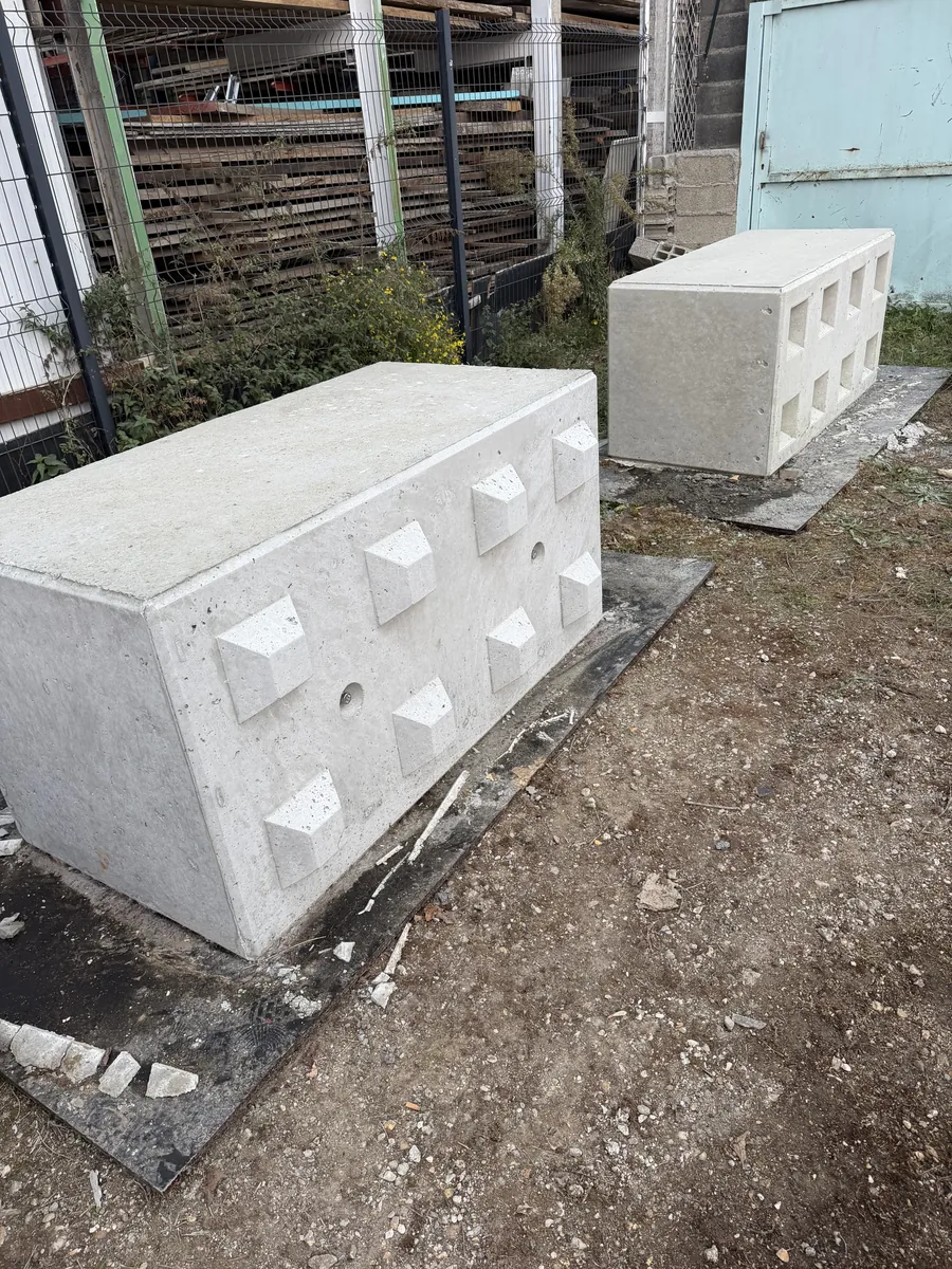 Bloc béton empilable sur notre dépôt en Essonne