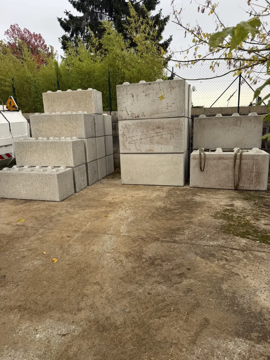 Parc de blocs béton empilables disponibles à la location