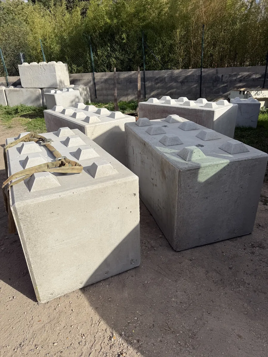 Blocs béton type lego avec sangles de levage, prêts à être livrés